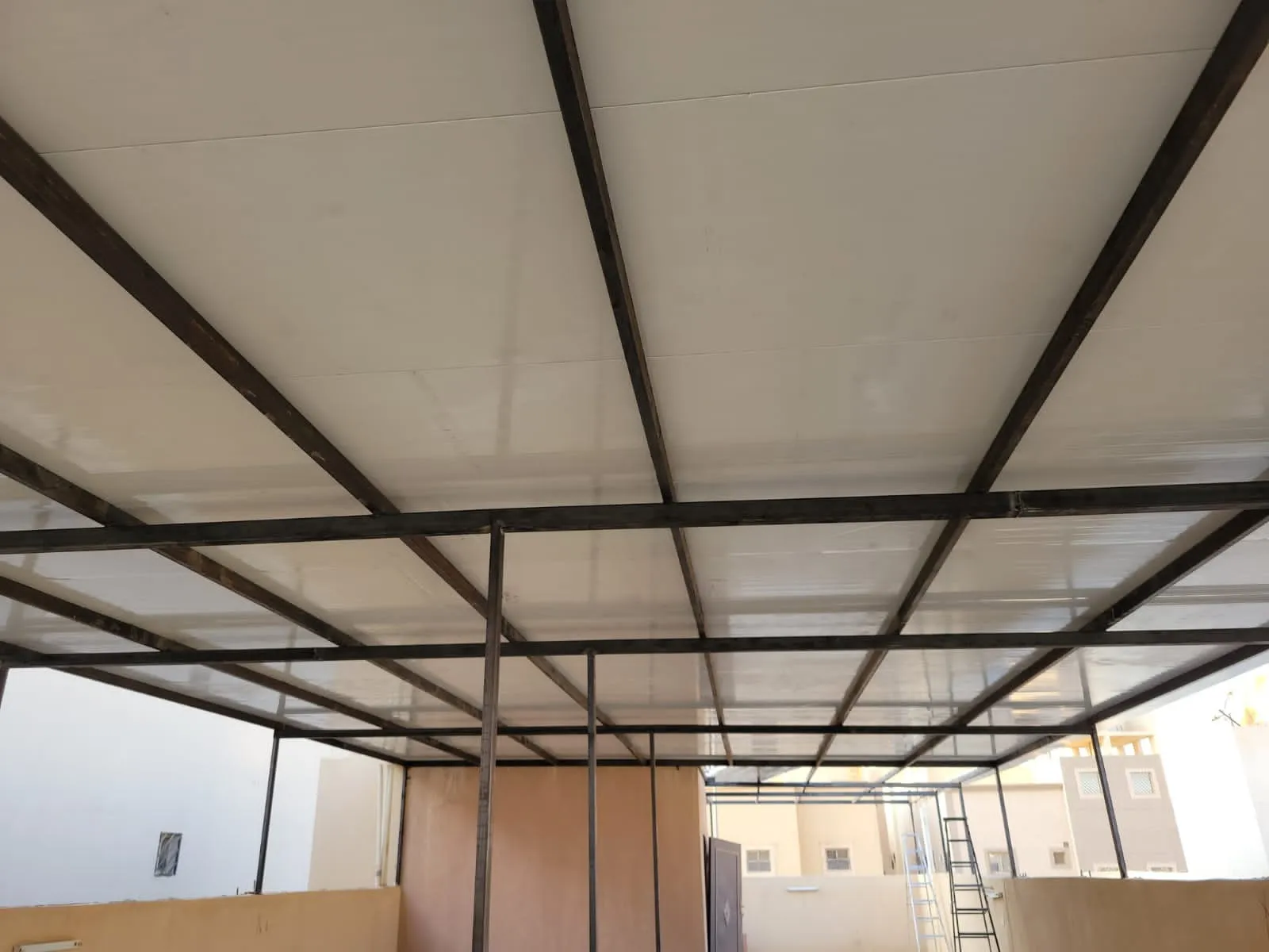 تركيب ساندوتش بانل للأسقف والملاحق في خميس مشيط