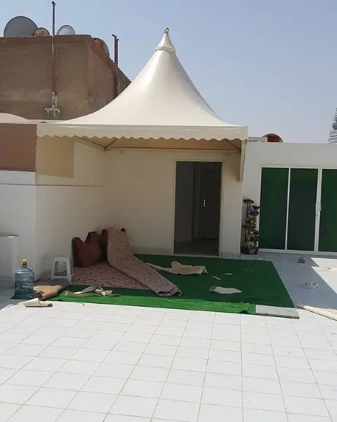 مظلات هرمية مميزة بتصاميم عصرية في خميس مشيط