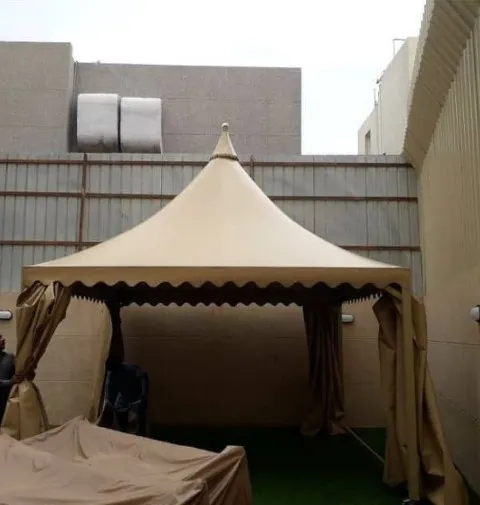 مظلات هرمية مميزة بتصاميم عصرية في خميس مشيط