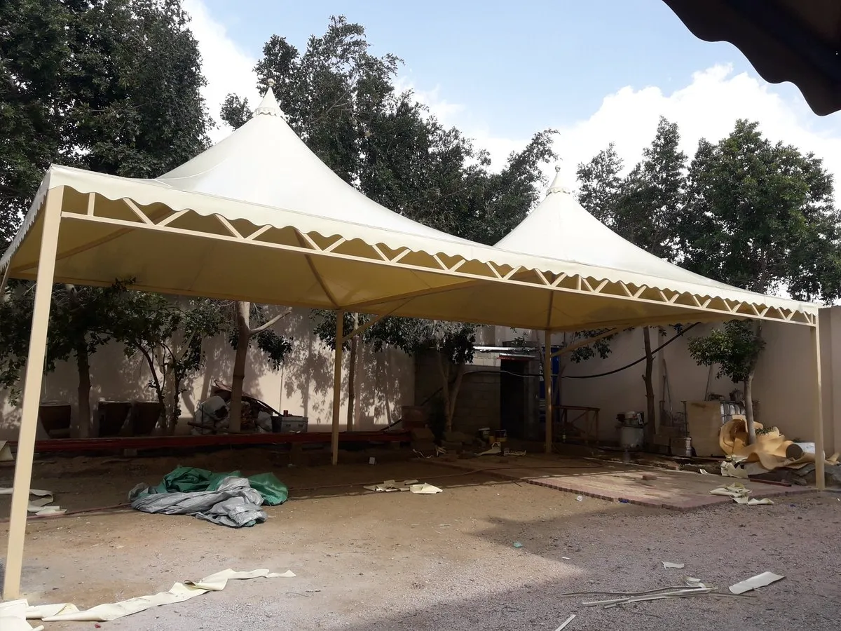 مظلات هرمية مميزة بتصاميم عصرية في خميس مشيط