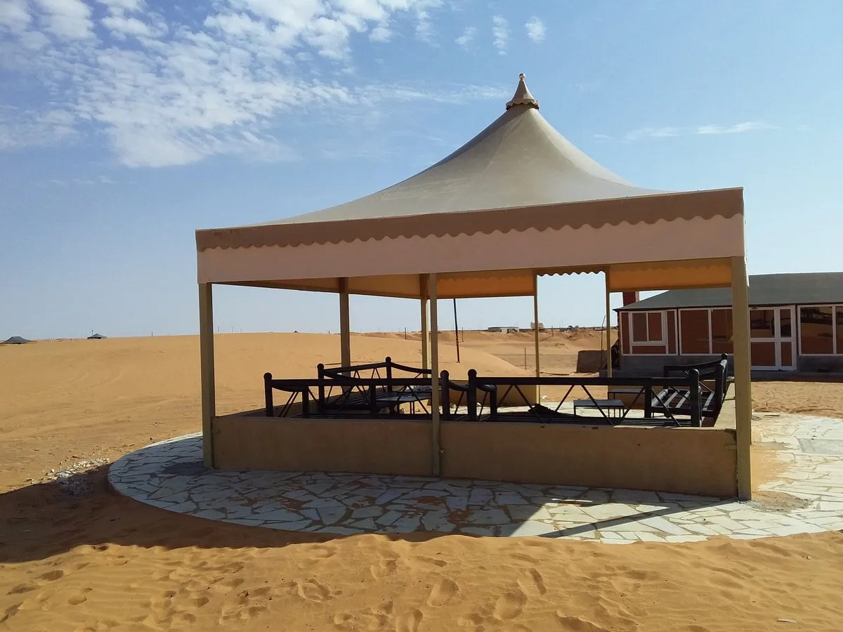 مظلات هرمية مميزة بتصاميم عصرية في خميس مشيط