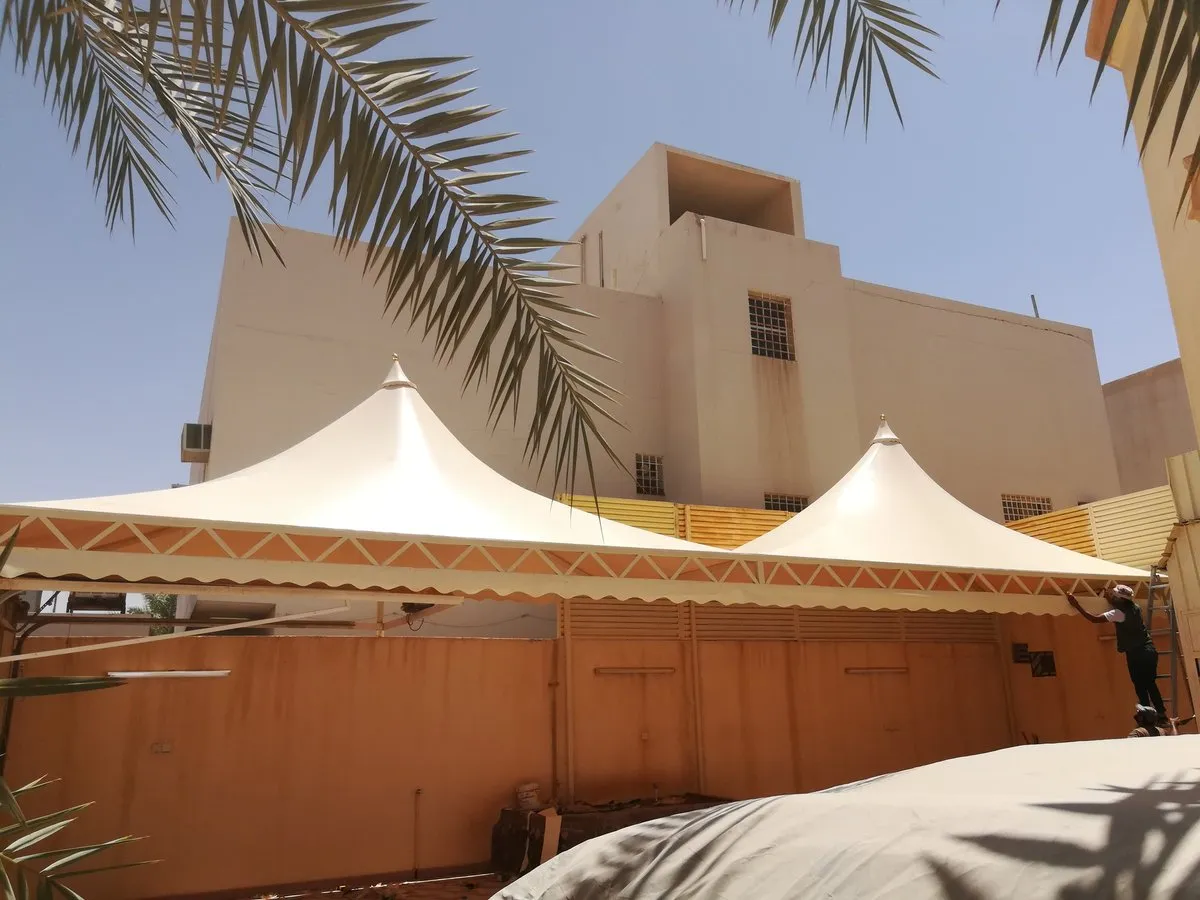 مظلات هرمية مميزة بتصاميم عصرية في خميس مشيط