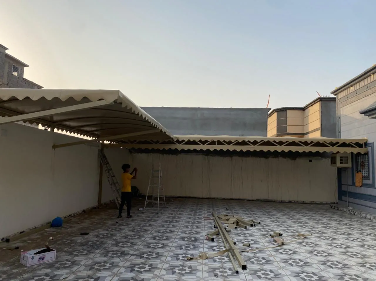 مظلات وسواتر